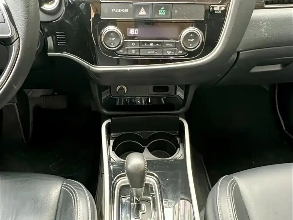 Mitsubishi Outlander 2021 из CN, фото 9