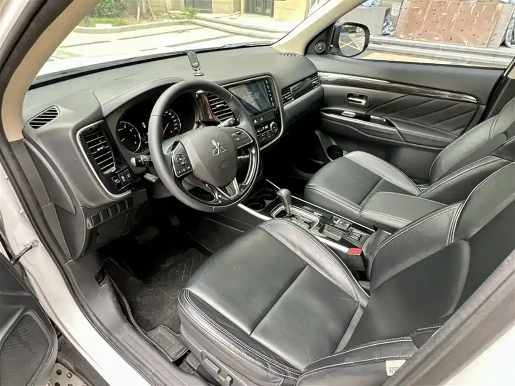 Mitsubishi Outlander 2021 из CN, фото 5