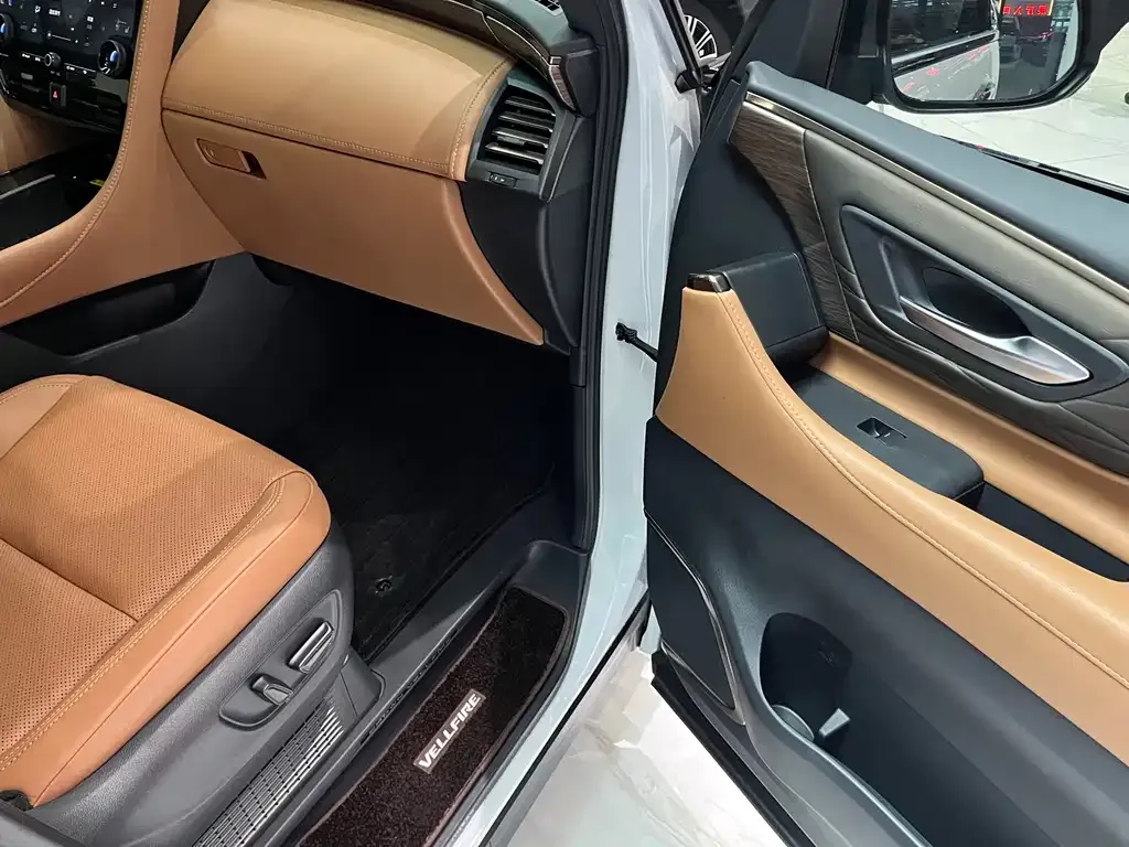 Toyota Vellfire — фото 6
