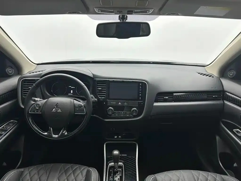 Mitsubishi Outlander — фото 10