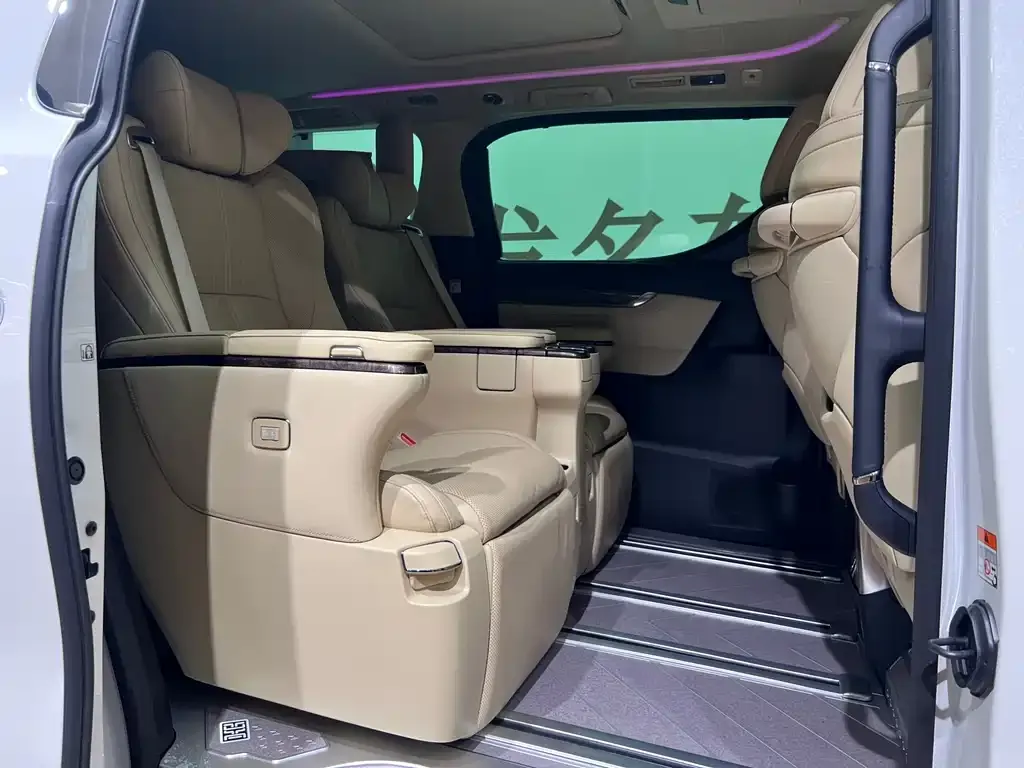 Toyota Alphard — фото 5