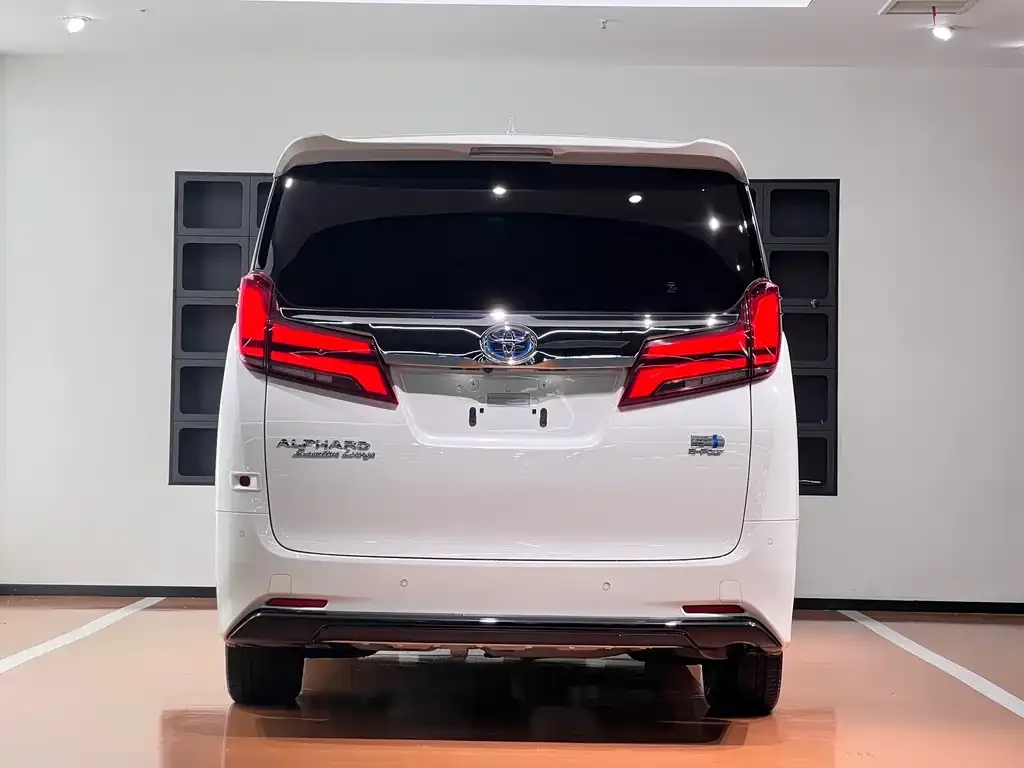 Toyota Alphard — фото 2