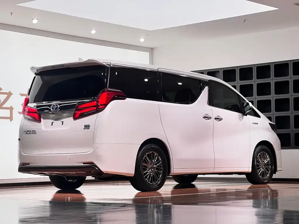 Toyota Alphard — фото 8