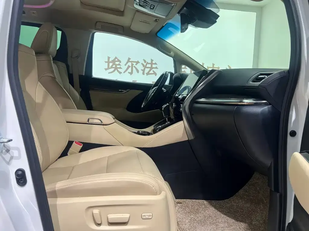 Toyota Alphard — фото 9