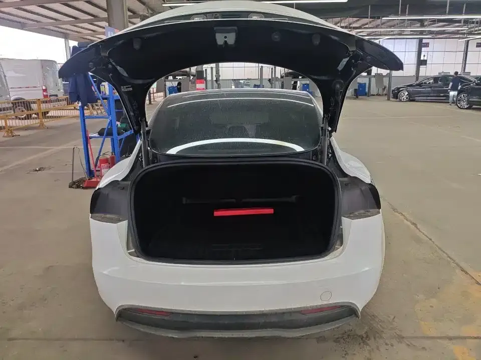 Tesla Model 3 — фото 3