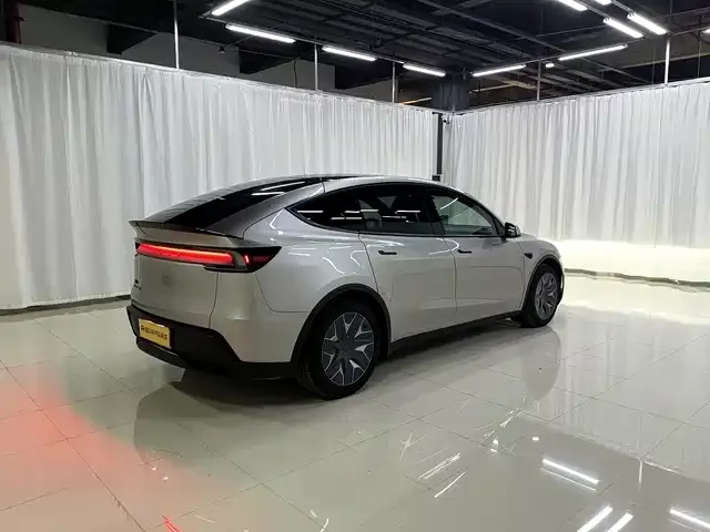 Tesla Model Y L — фото 9