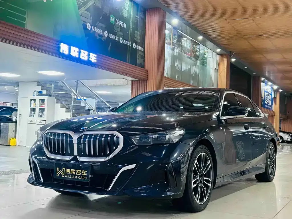 BMW 5 Series — фото 1