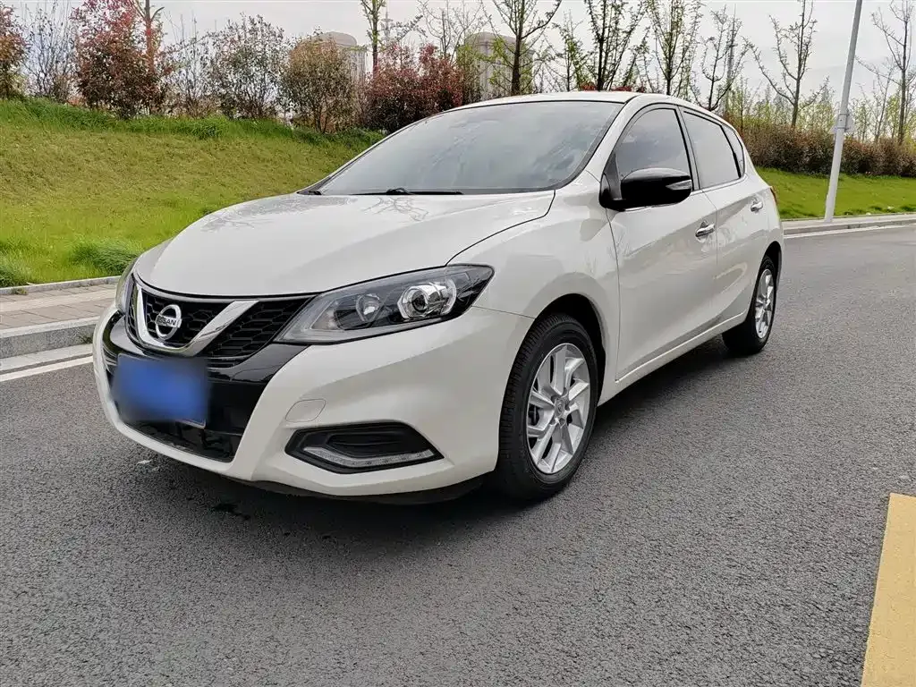 Nissan Tiida — фото 1