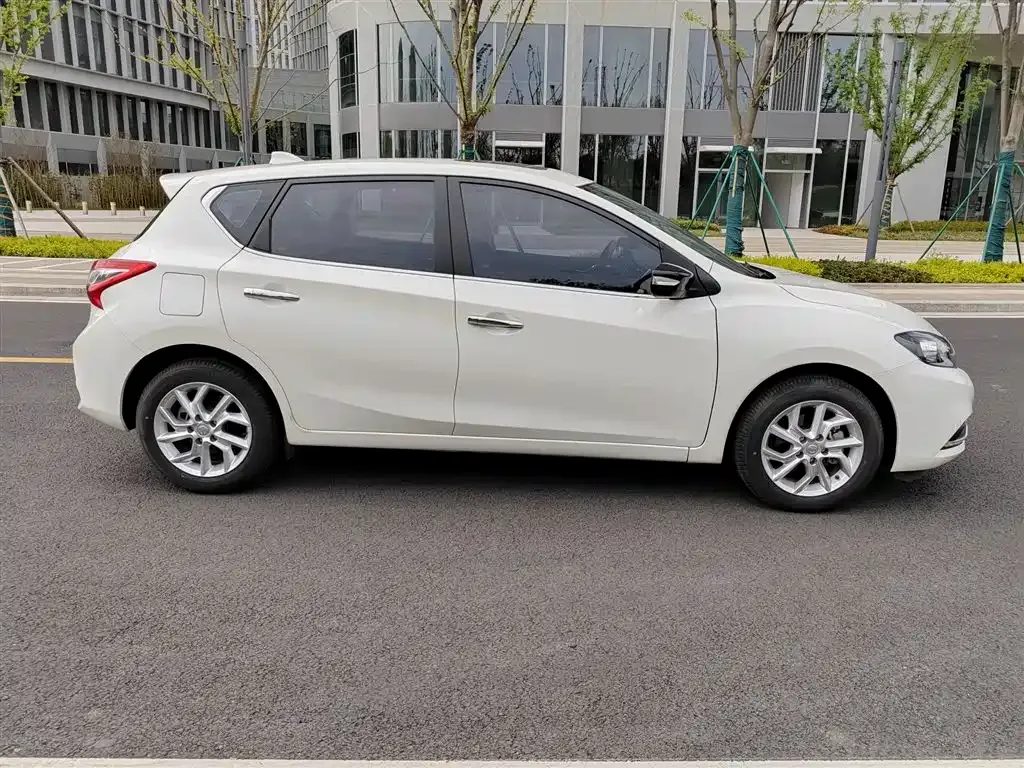 Nissan Tiida — фото 10