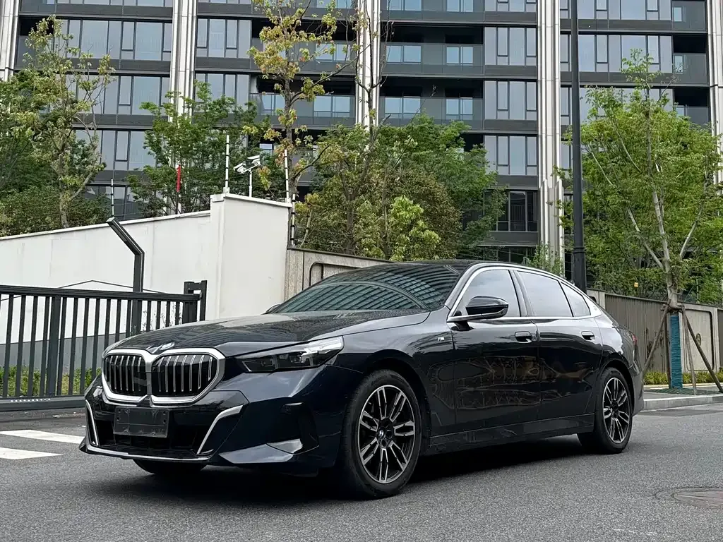 BMW 5 Series — фото 1