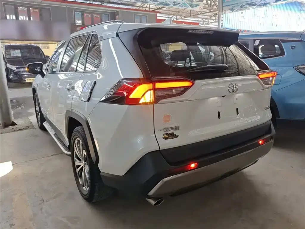 Toyota RAV4 — фото 6