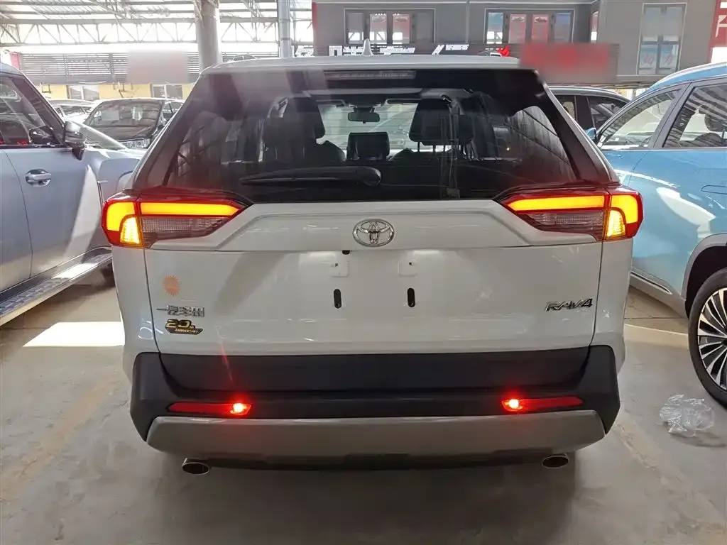Toyota RAV4 — фото 5