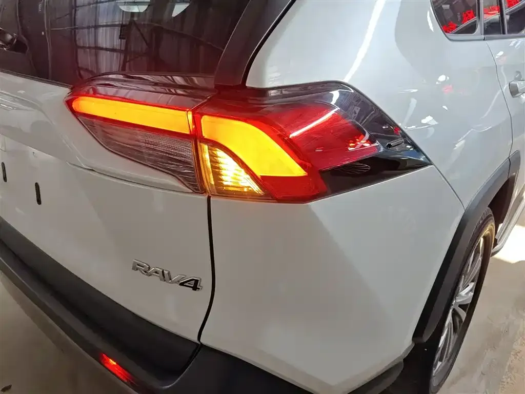 Toyota RAV4 — фото 4
