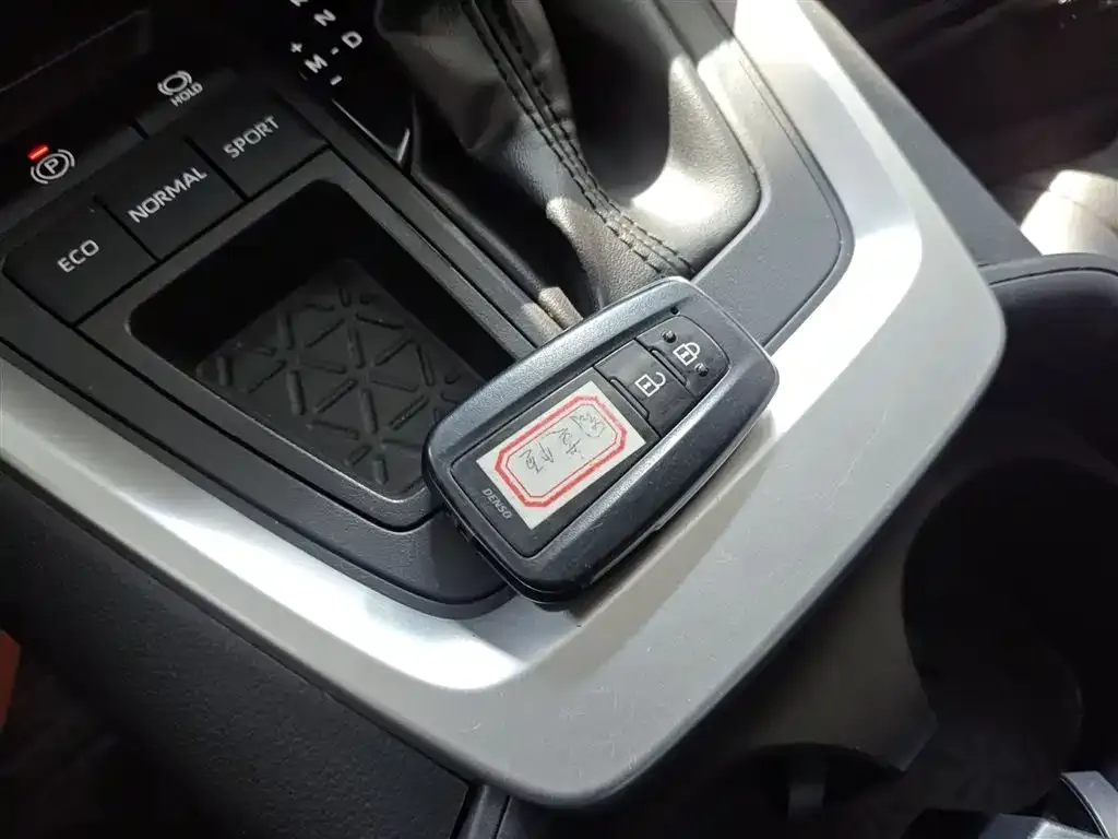 Toyota RAV4 — фото 2