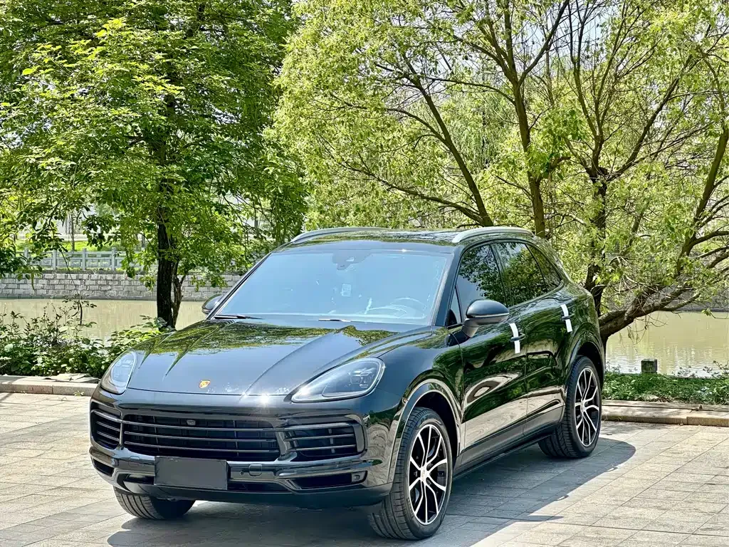 Porsche Cayenne — фото 1
