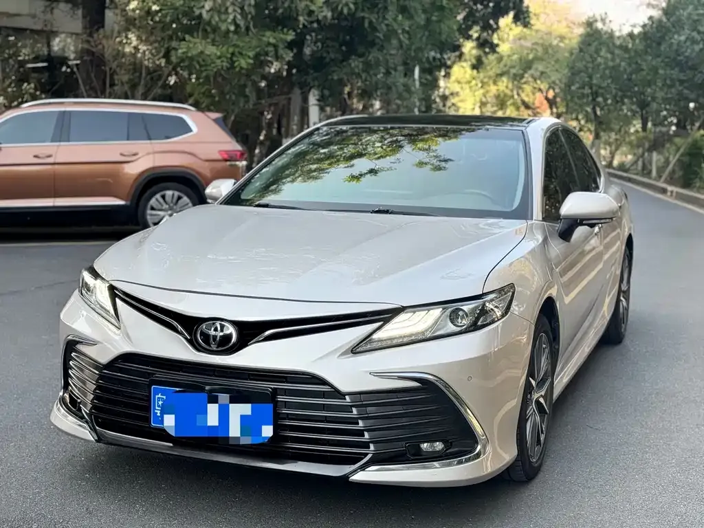 Toyota Camry — фото 1