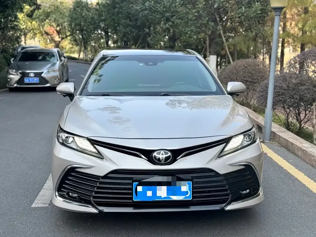 Toyota Camry — фото 2