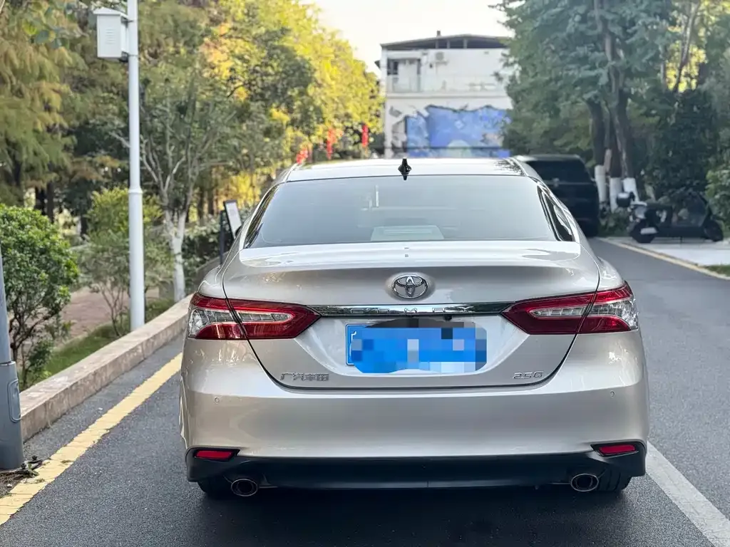 Toyota Camry — фото 5