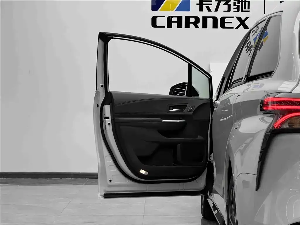 Toyota Granvia — фото 4