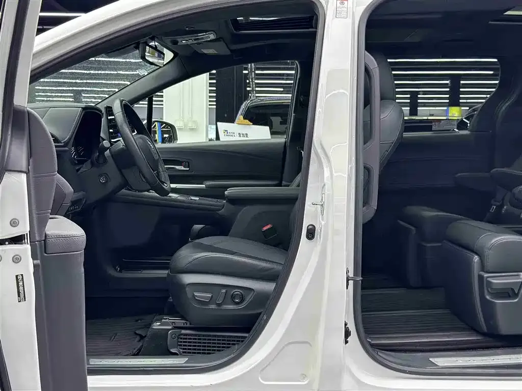 Toyota Granvia — фото 9