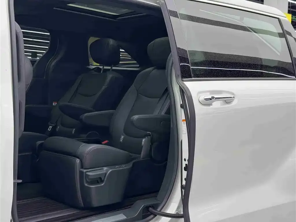 Toyota Granvia — фото 3
