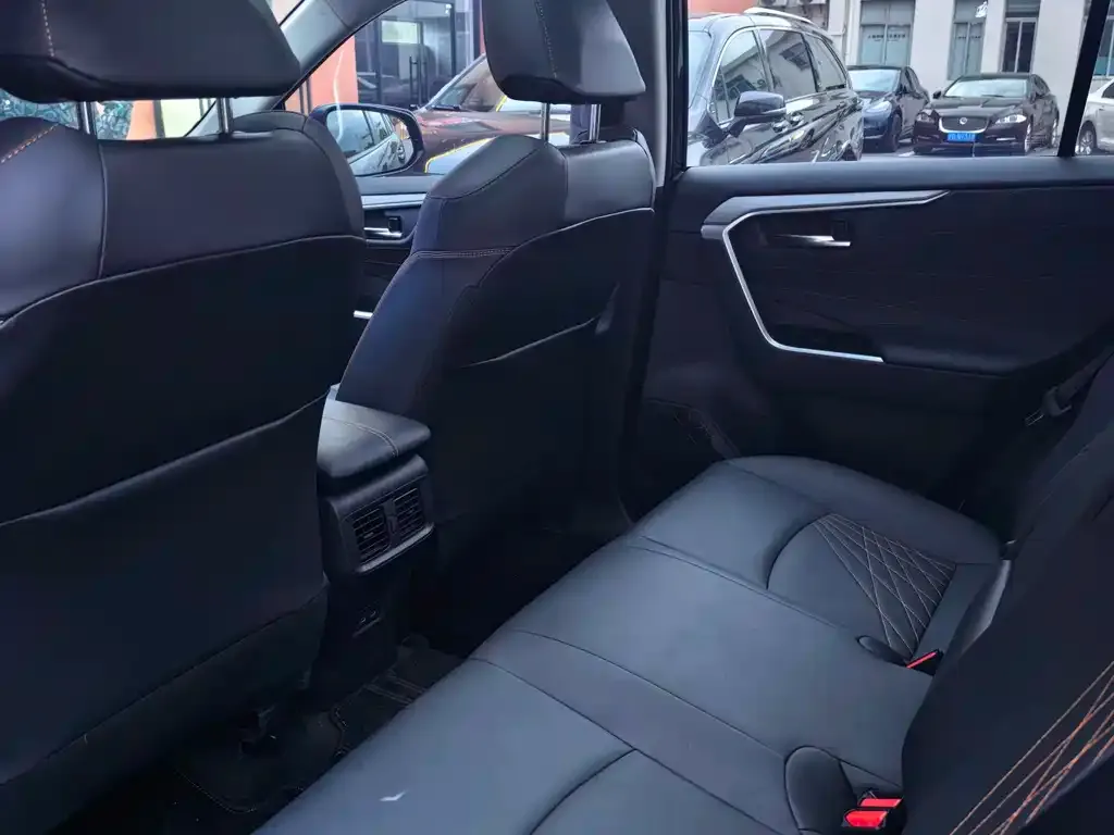 Toyota RAV4 — фото 2