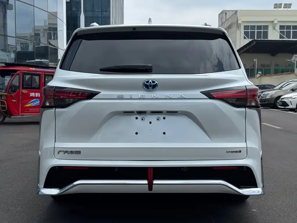 Toyota Sienna — фото 3