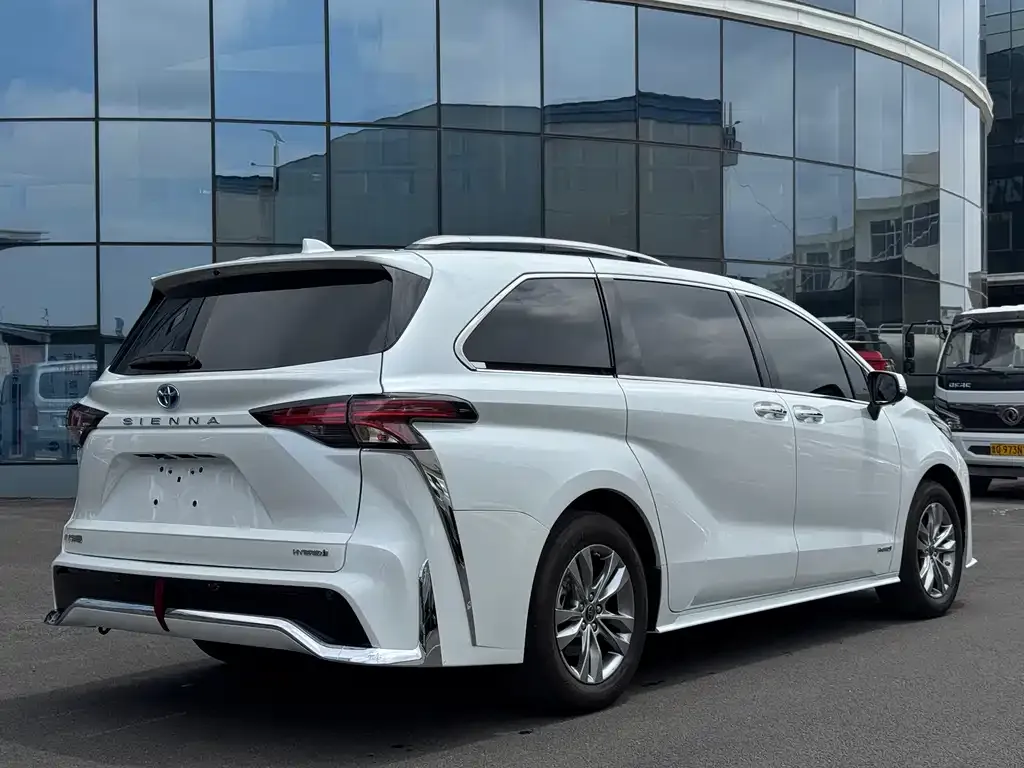 Toyota Sienna — фото 5