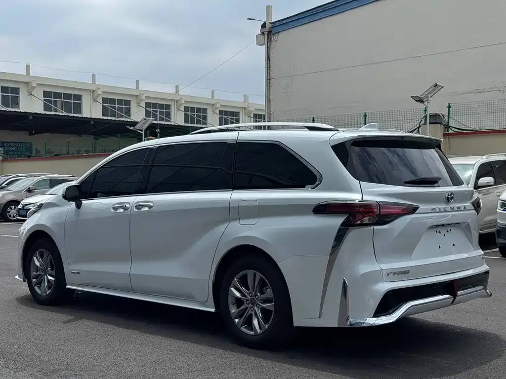 Toyota Sienna — фото 9