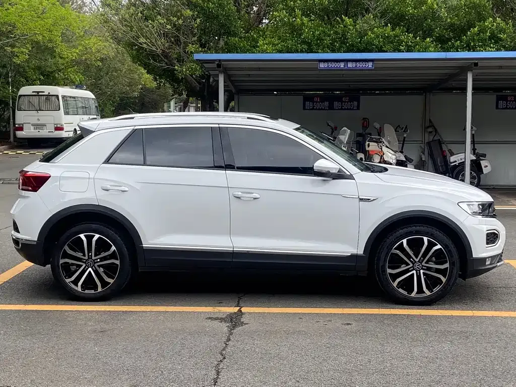 Volkswagen T-Roc — фото 9
