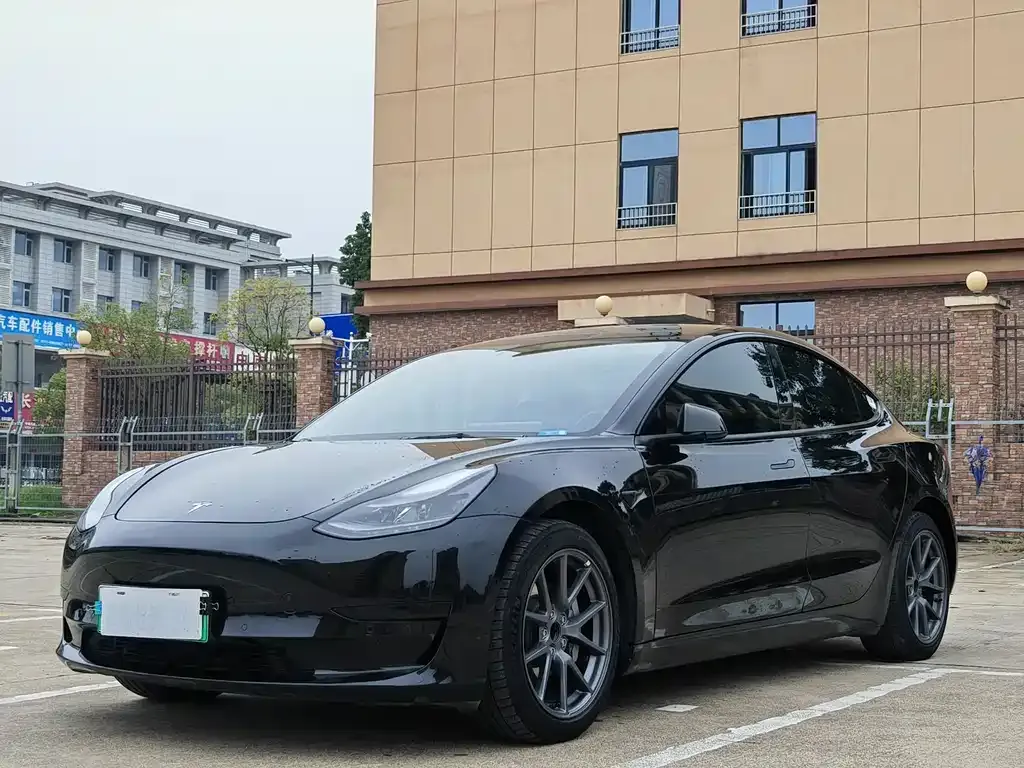Tesla Model 3 — фото 1