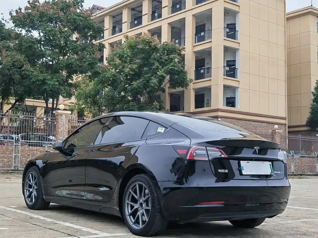 Tesla Model 3 — фото 9