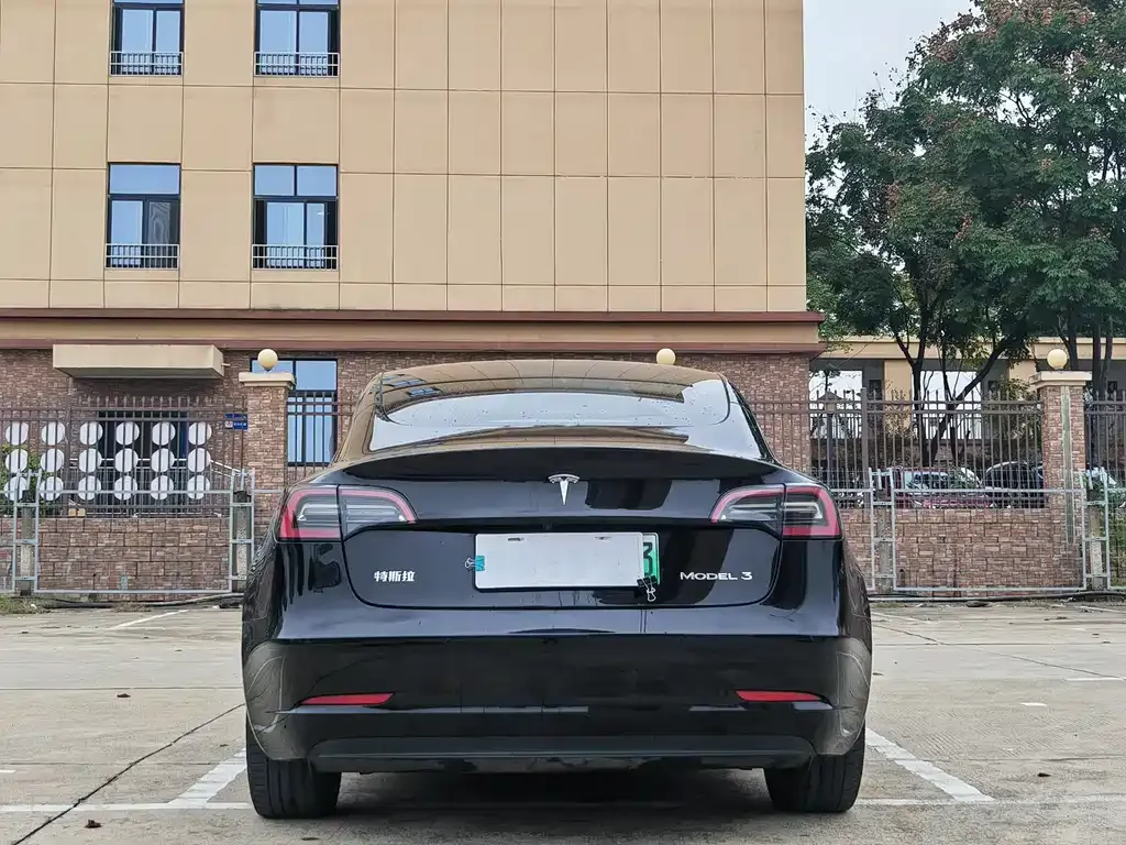 Tesla Model 3 — фото 5