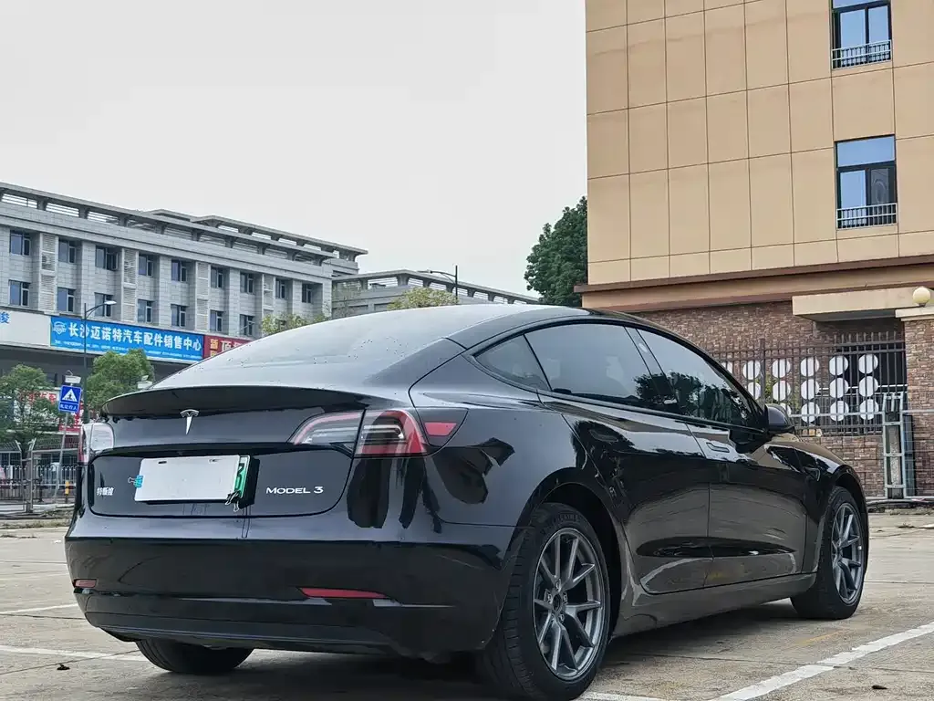 Tesla Model 3 — фото 7