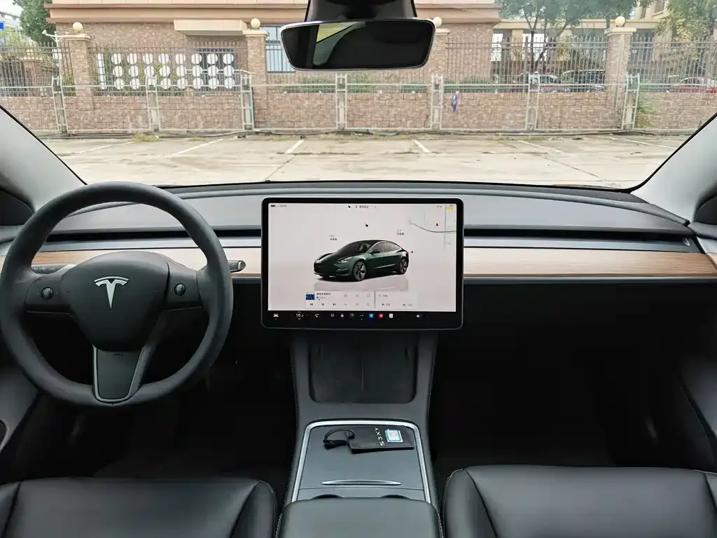 Tesla Model 3 — фото 3