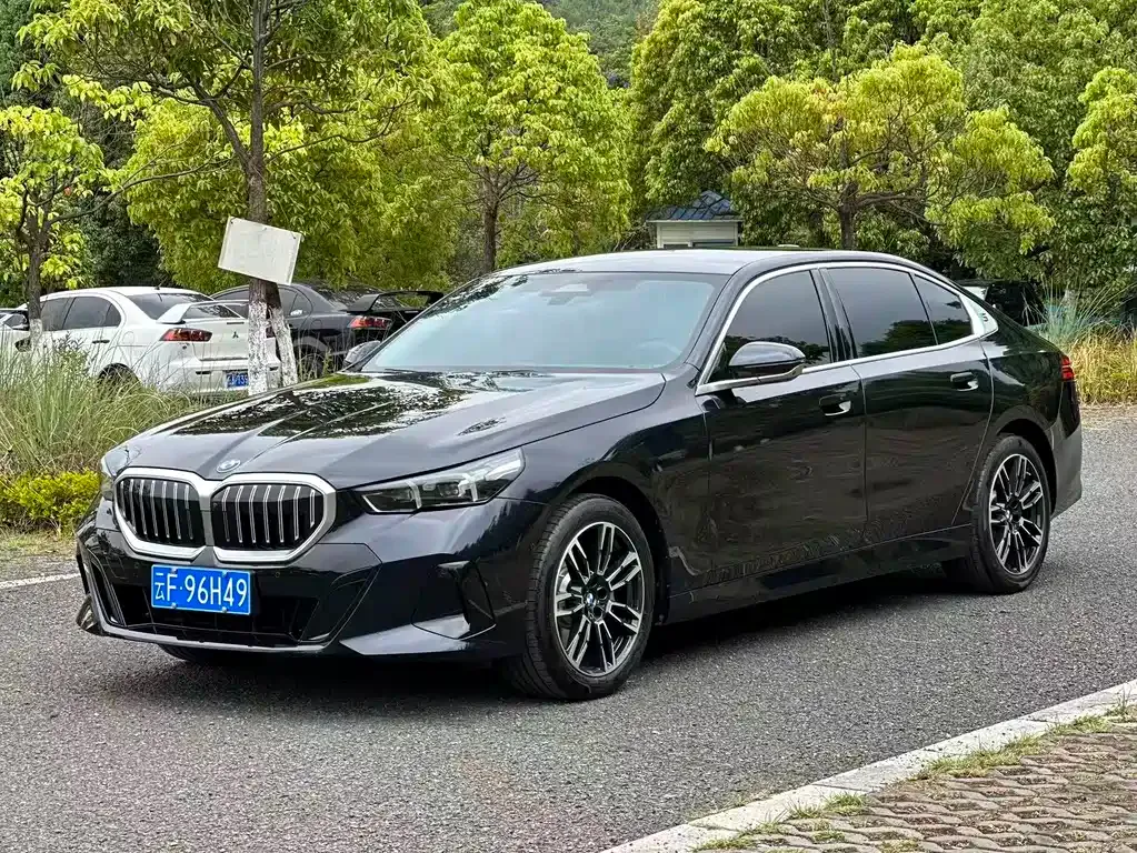 BMW 5 Series — фото 1