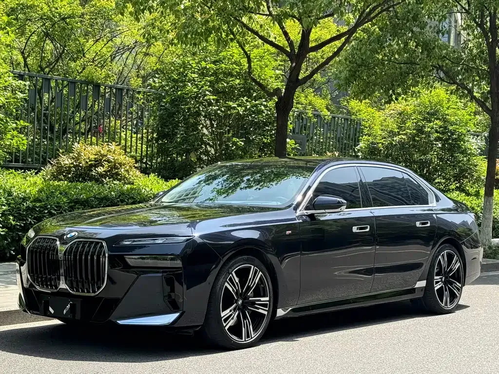 BMW 7 Series — фото 1
