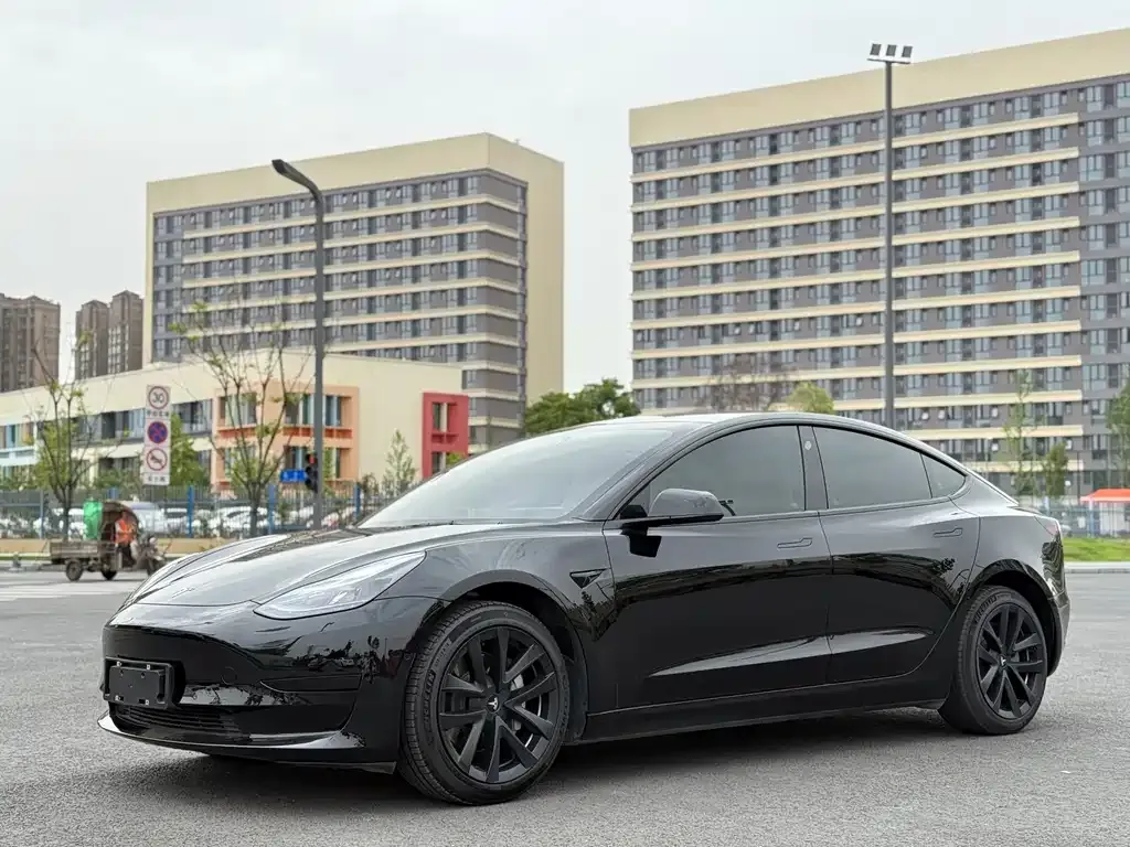 Tesla Model 3 — фото 1