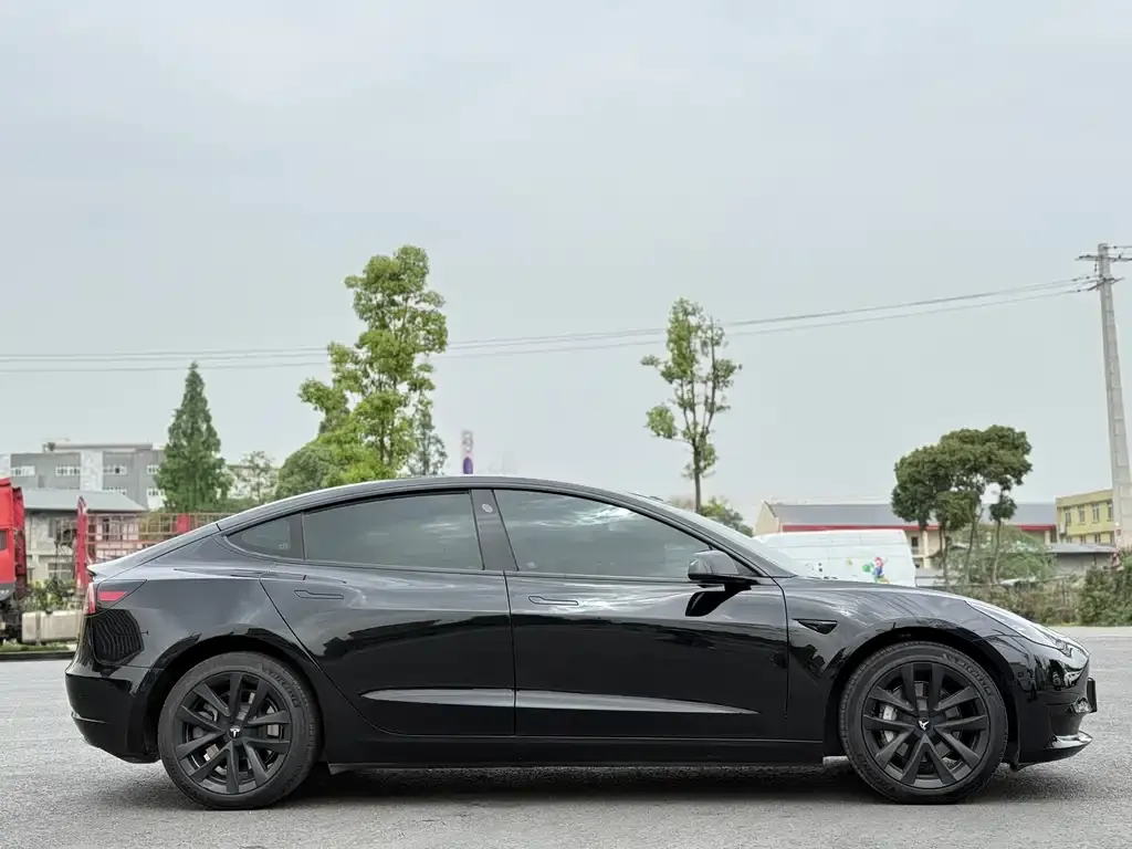 Tesla Model 3 — фото 3