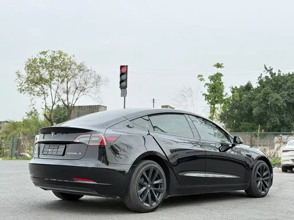 Tesla Model 3 — фото 9