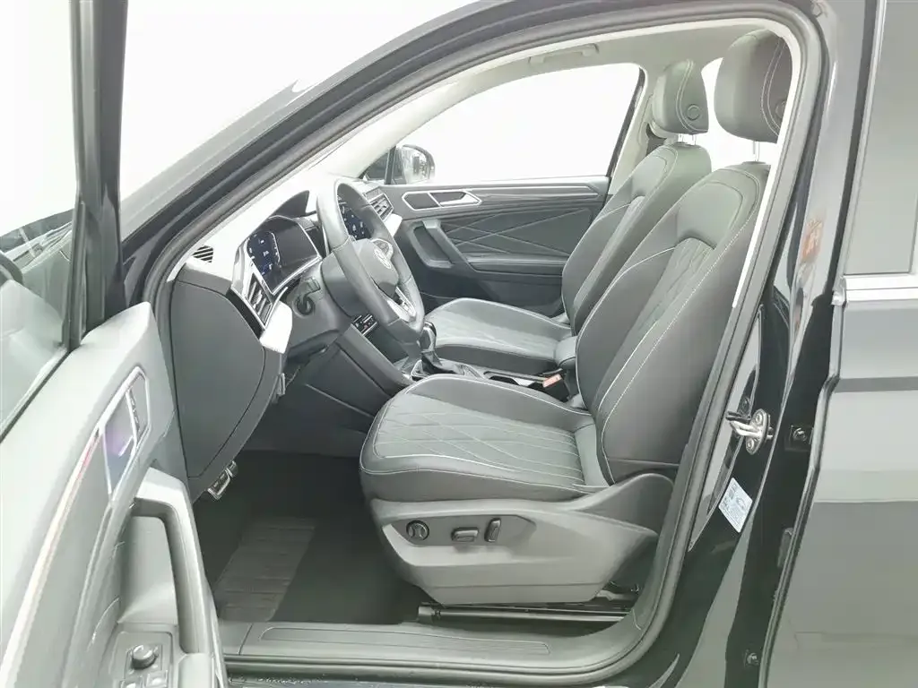 Volkswagen Tiguan L — фото 10
