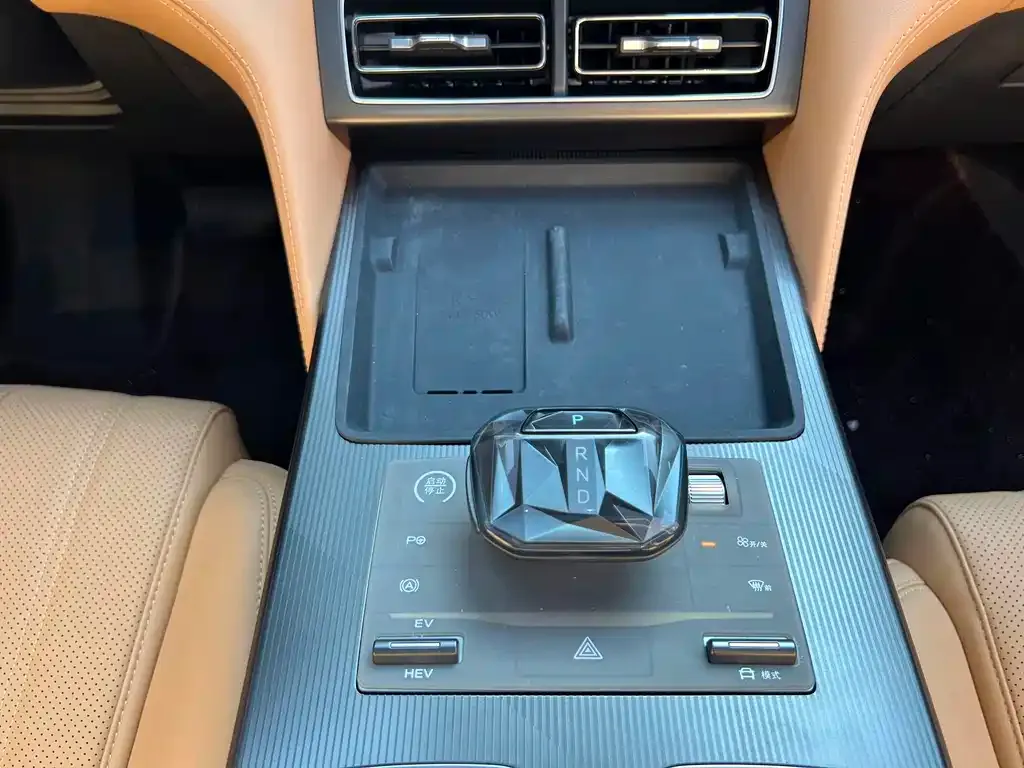 BYD L DM-i — фото 4