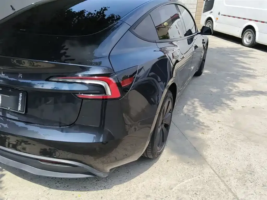 Tesla Model 3 — фото 9