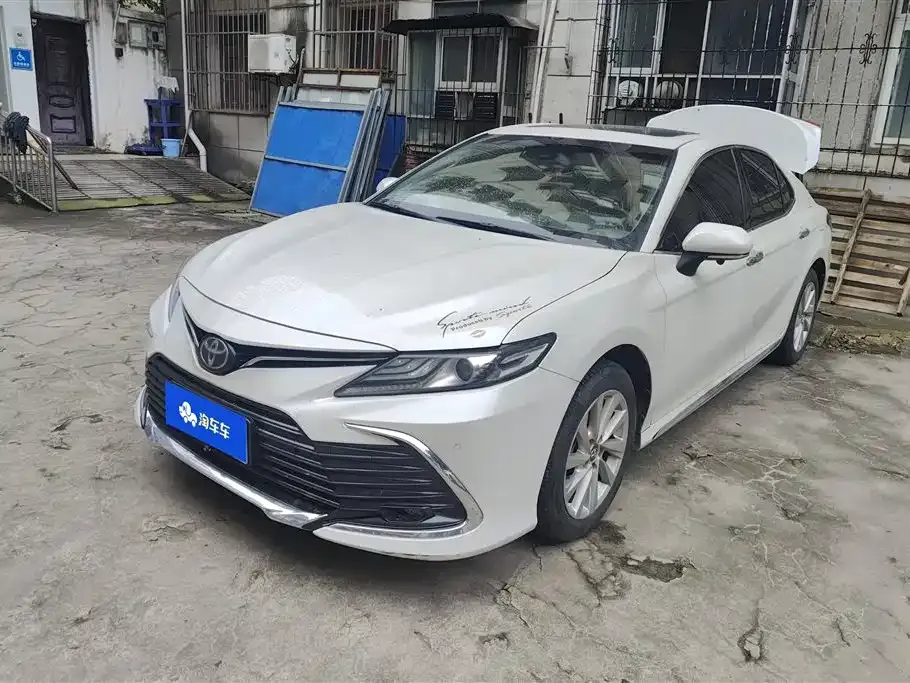 Toyota Camry — фото 1