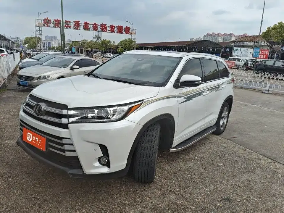 Toyota Highlander — фото 1