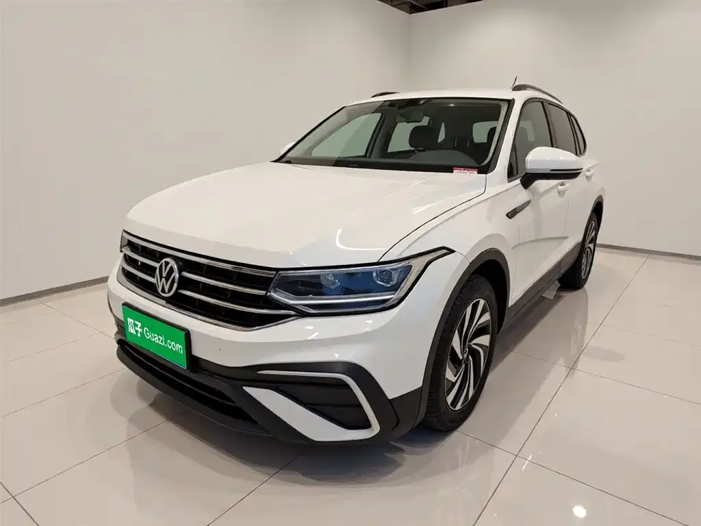 Volkswagen Tiguan L — фото 1