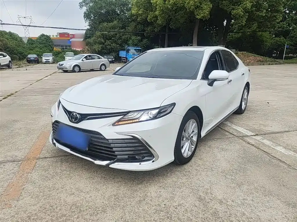 Toyota Camry — фото 1