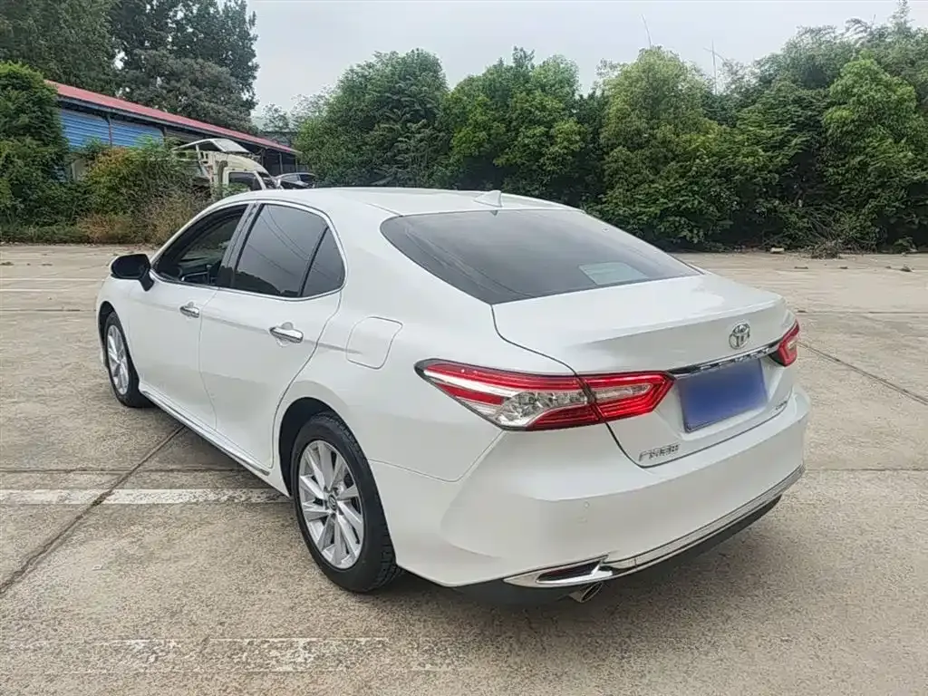Toyota Camry — фото 9