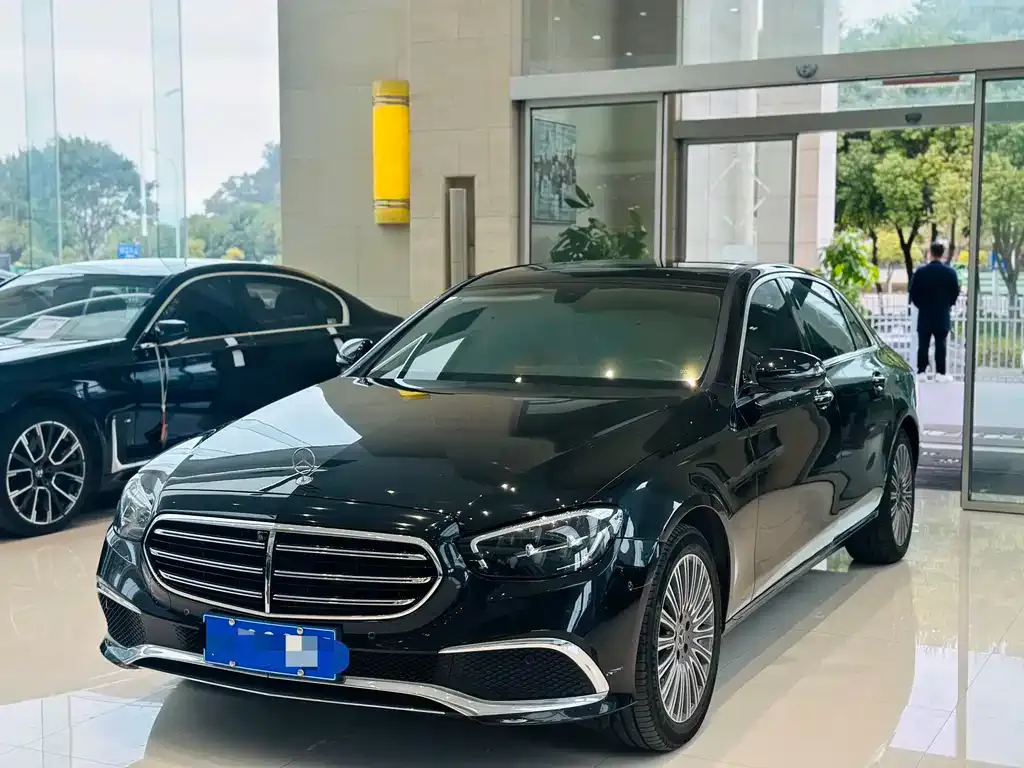 Mercedes-Benz E-Class — фото 1