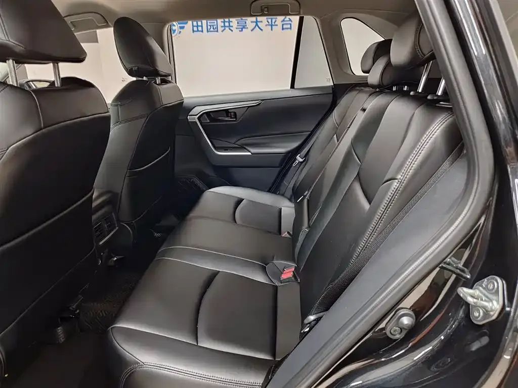 Toyota RAV4 2024 из CN, фото 2